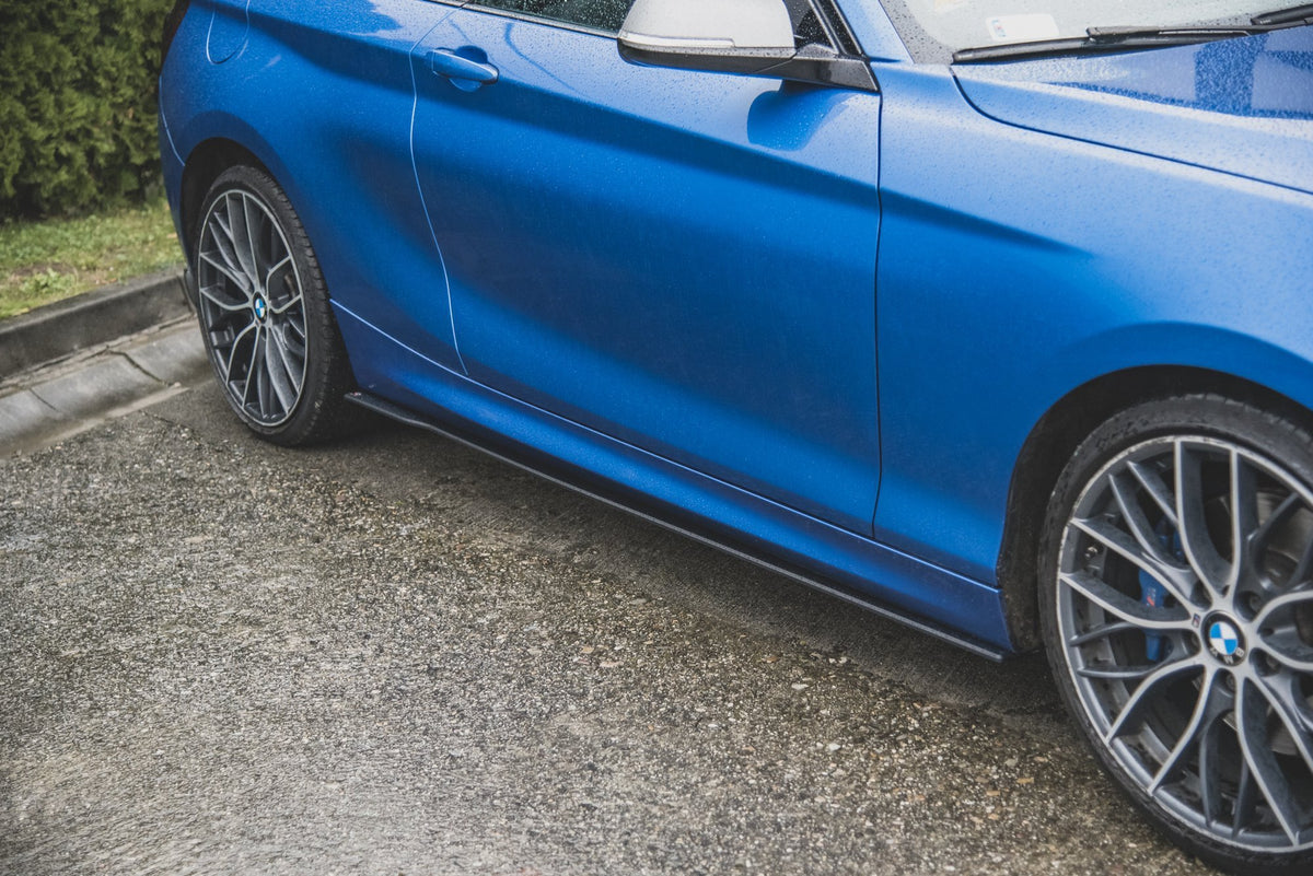 Sideskjørt i sort finish montert på BMW 1 F21 M135i med 10mm utvidelse sett fra siden