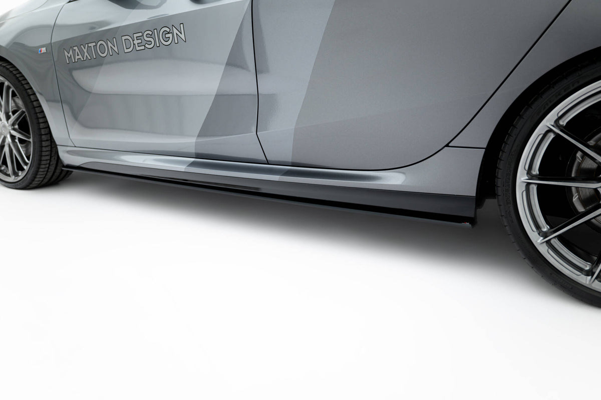 Detalj av kantdesign på sideskjørt diffuser til BMW M135i F70