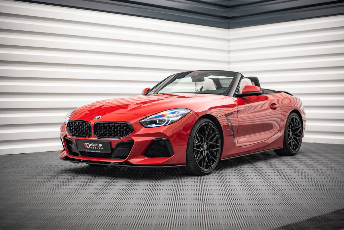 Sideskjørt BMW Z4 G29 M-Pakke montert på sort bil sett fra siden