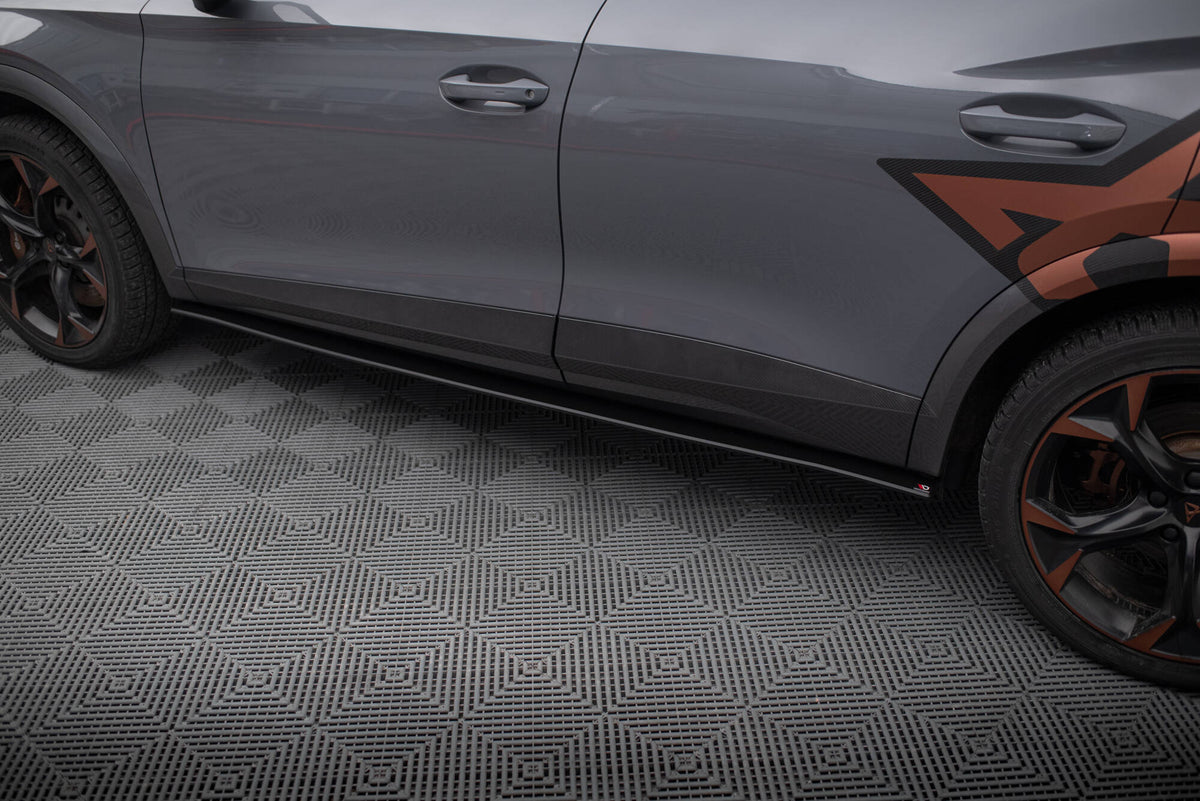 Maxton Design Street Pro terskelforlenger for Cupra Formentor, skrå vinkel bakfra