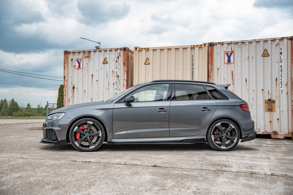 Nærbilde av Street Pro sideskjørt med flaps for Audi RS3 8V i matt svart finish