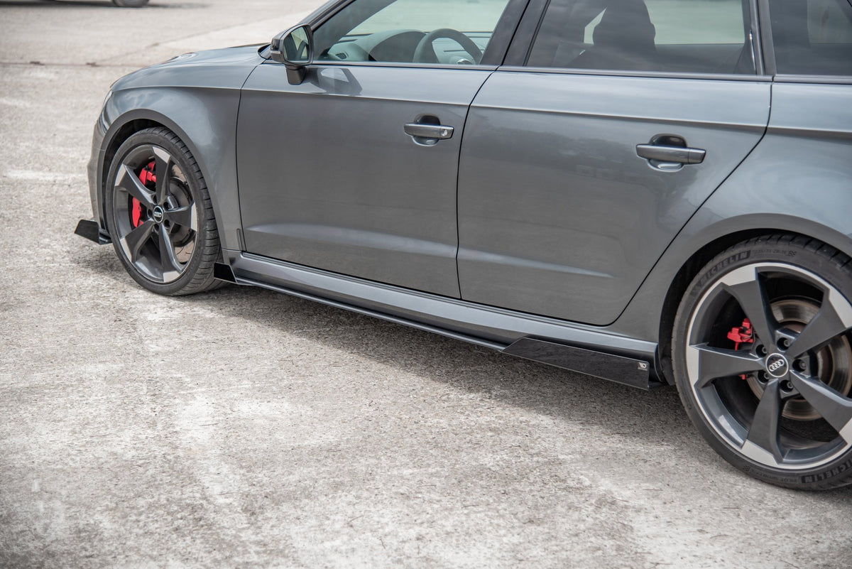 Street Pro sideskjørt-diffusorer med flaps montert på Audi RS3 8V Sportback, sett fra siden