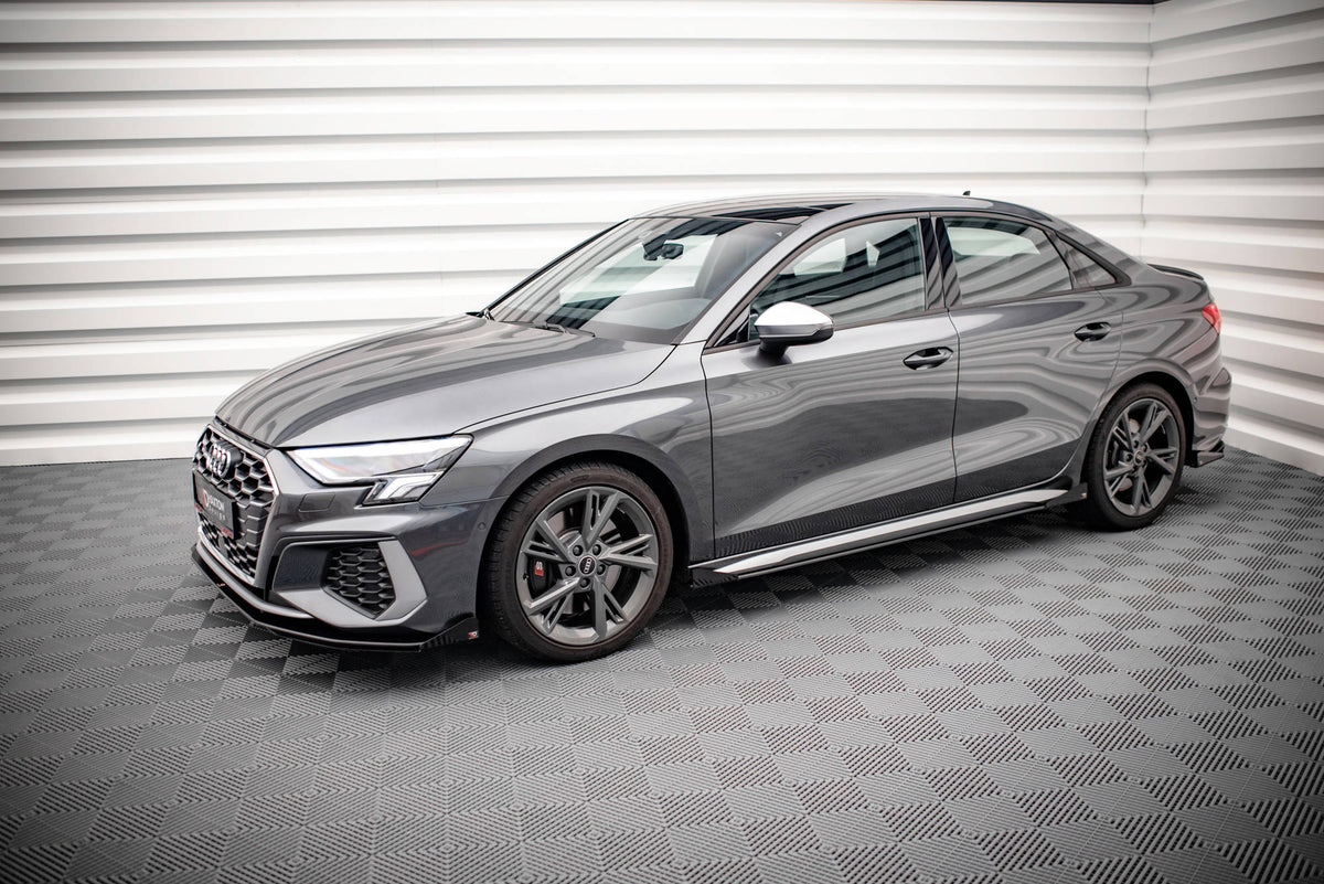 Nærbilde av flaps-detaljen på sideskjørt til Audi S3 8Y Facelift, aggressivt aerodynamisk design