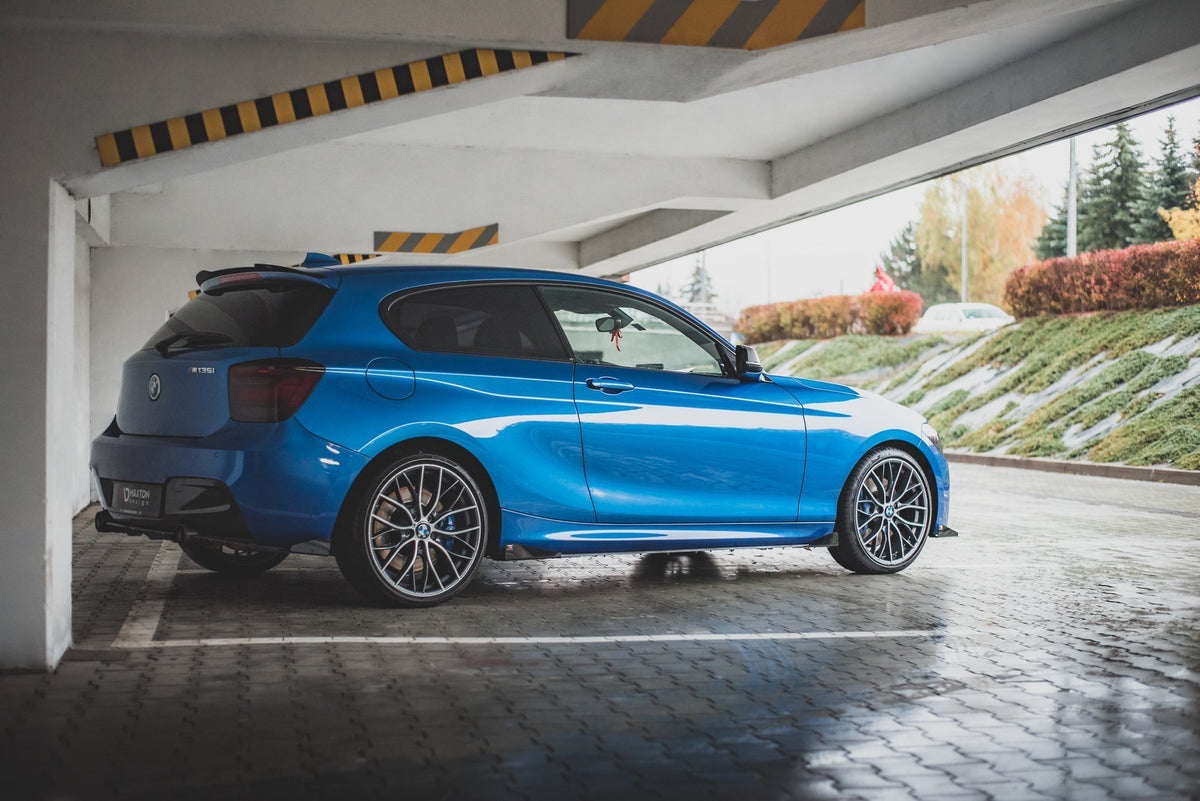 Nærbilde av flaps-detaljen på sideskjørt til BMW F21 M140i M-Pakke i høyglans