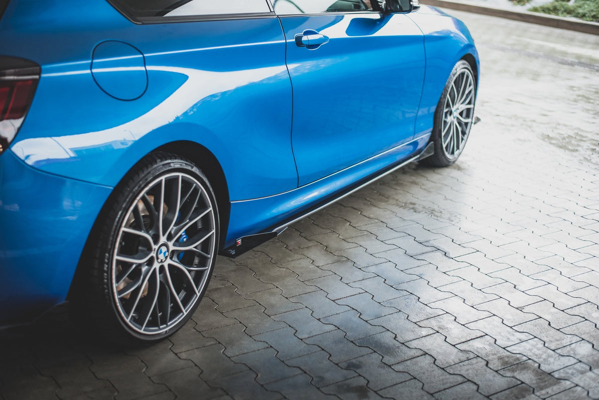 BMW 1 F21 M135i med aggressive sideskjørt og integrerte flaps langs terskelpartiet
