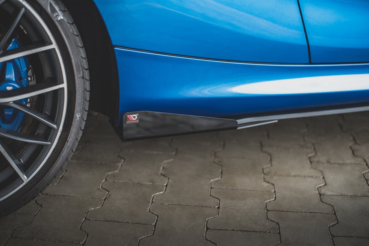 Sideskjørt for BMW F21 M-Pakke vist forfra i vinkel, tydelig aerodynamisk profil med flaps