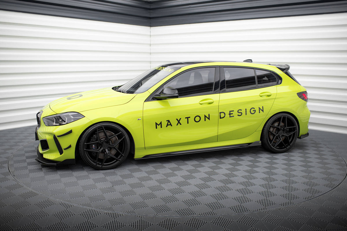 Nærbilde av integrerte flaps på Maxton sideskjørt BMW 1-serie F40