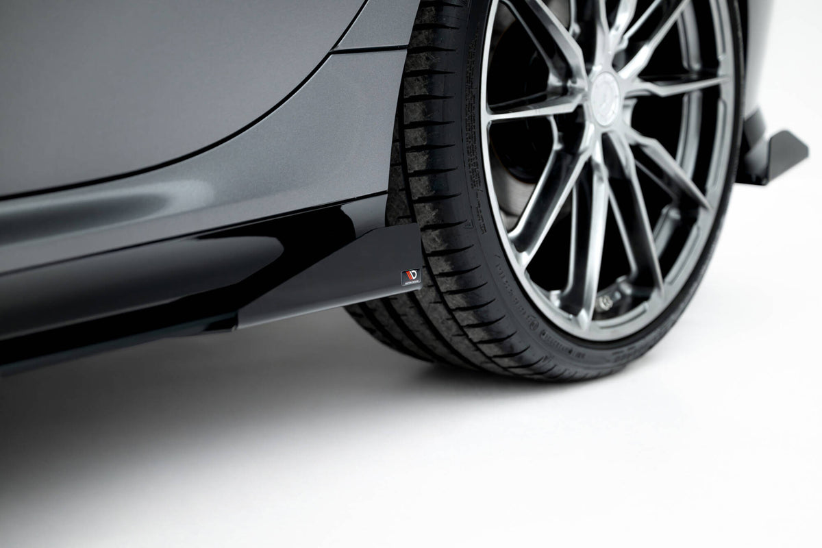 Detalj av kantfinish på sideskjørt diffuser for BMW M135i F70