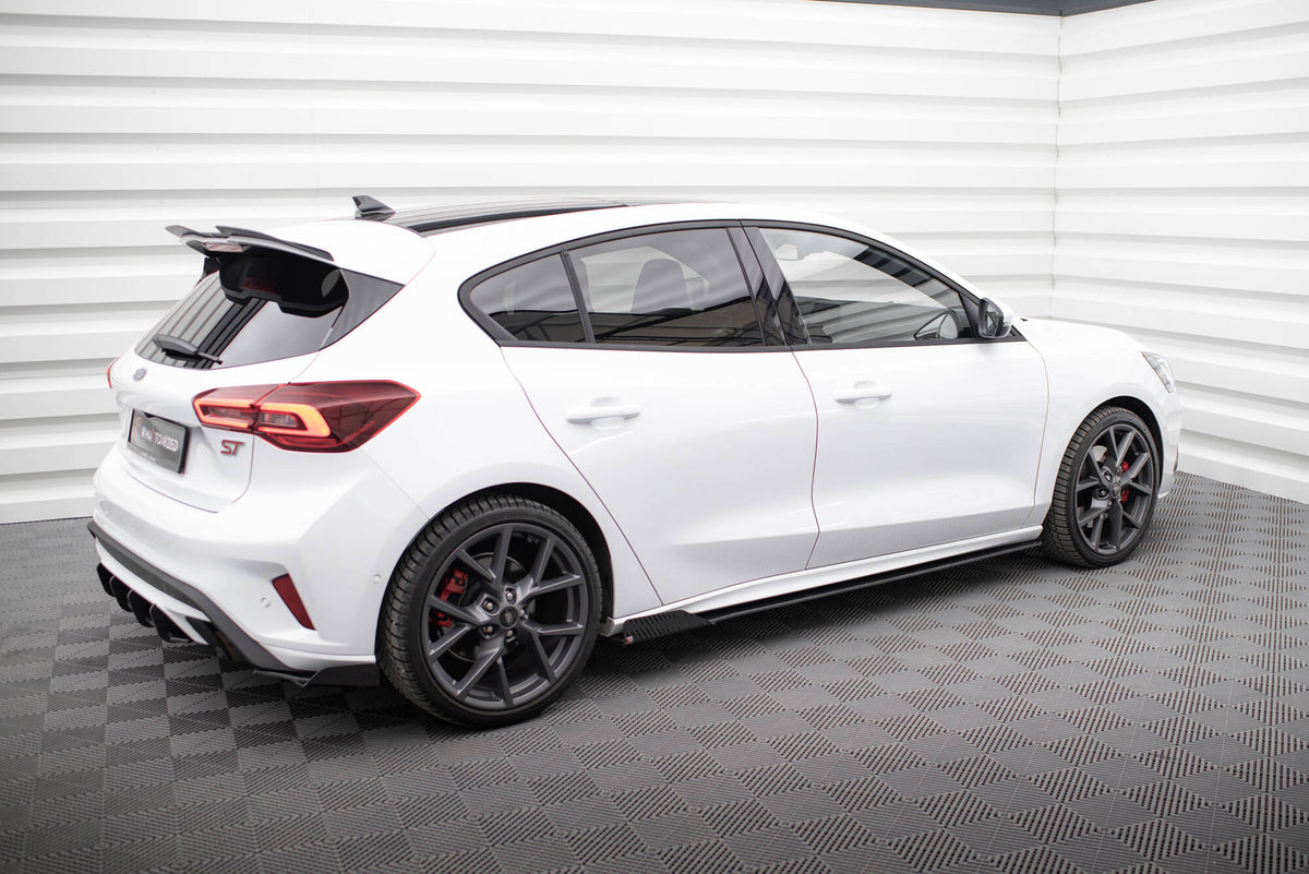 Nærbilde av CNC-freste kanter på sideskjørt for Ford Focus ST-Line MK4