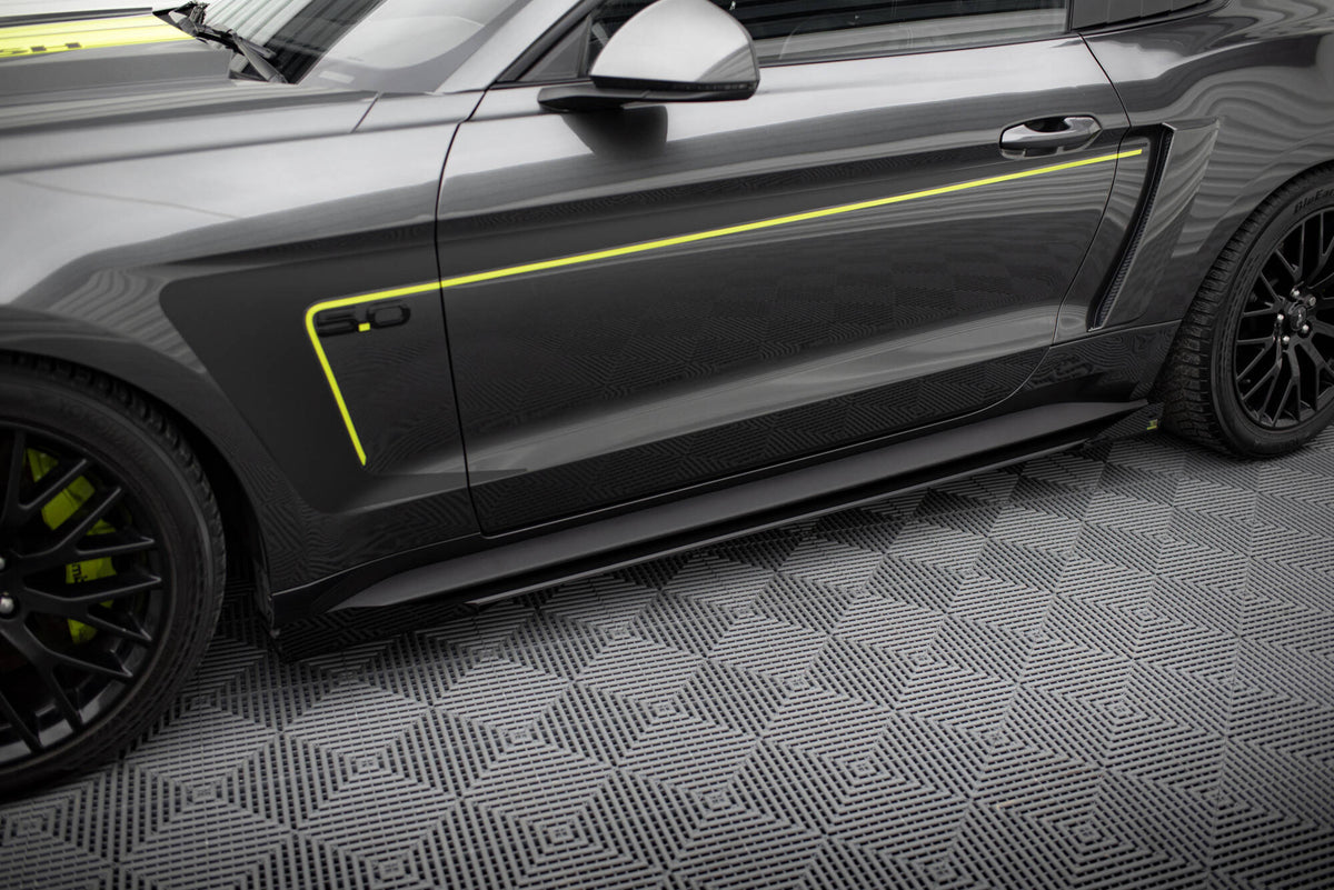 Street Pro sideskjørt-diffusorer med flaps til Ford Mustang GT Mk6 sett i skrå vinkel forfra