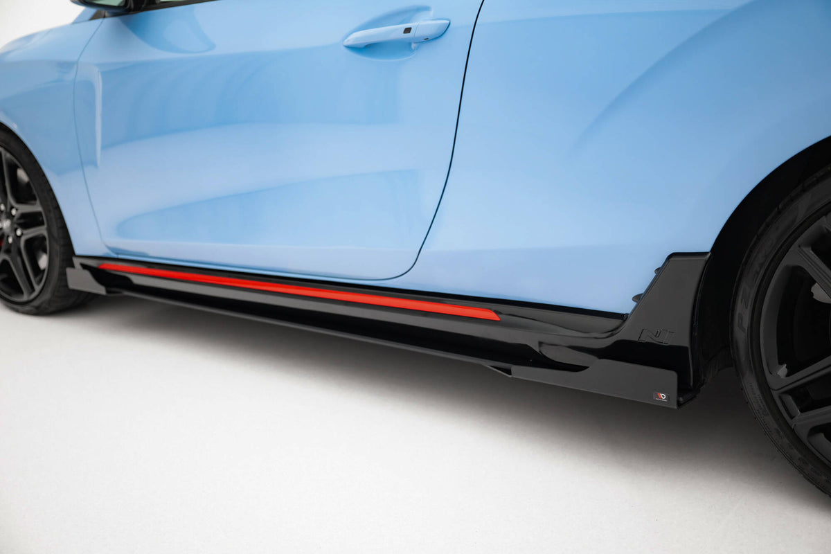 Detaljbilde av matt svart overflate og kantfinish på Street Pro sideskjørt for Veloster N