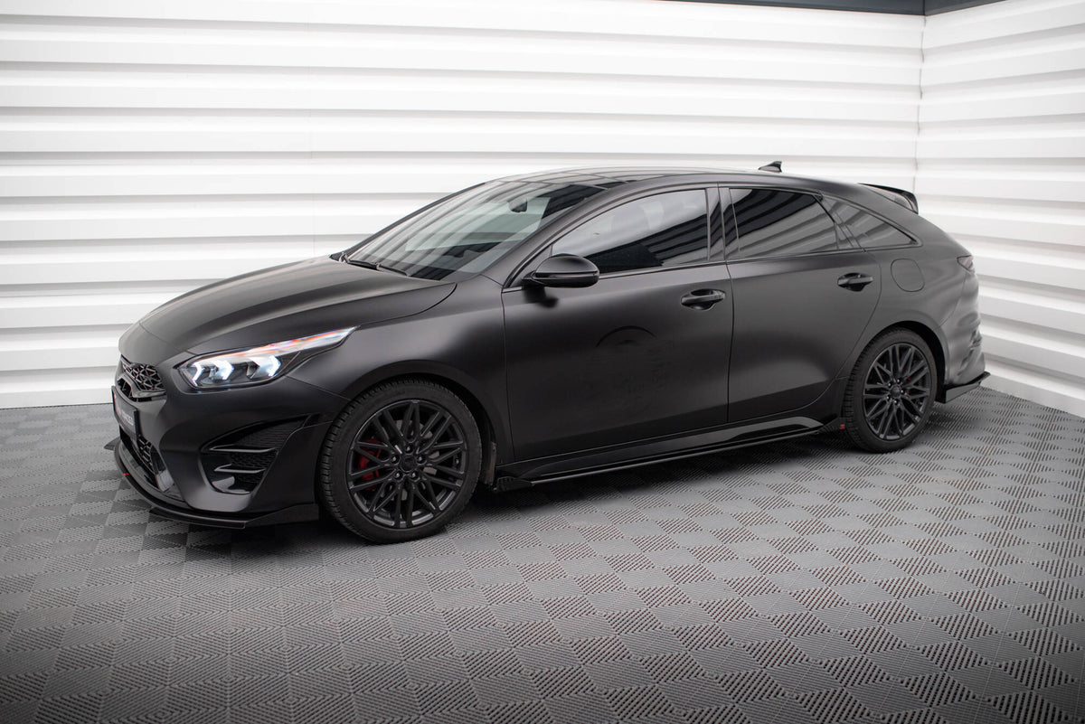 Sideskjørt i matt svart montert på Kia ProCeed GT Facelift, sidevinkel