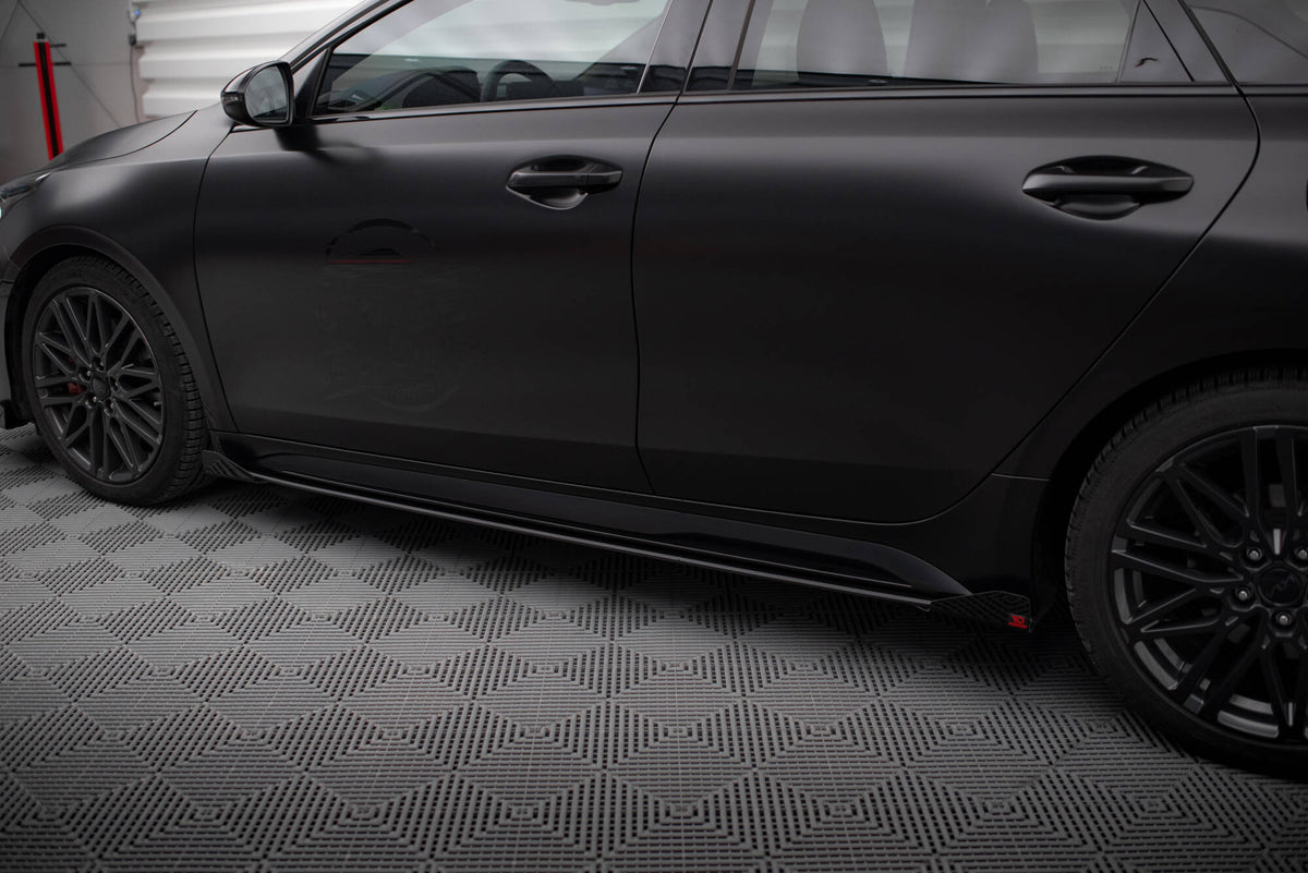 Nærbilde av Maxton Design Street Pro sideskjørt med flaps for Kia Ceed GT Facelift