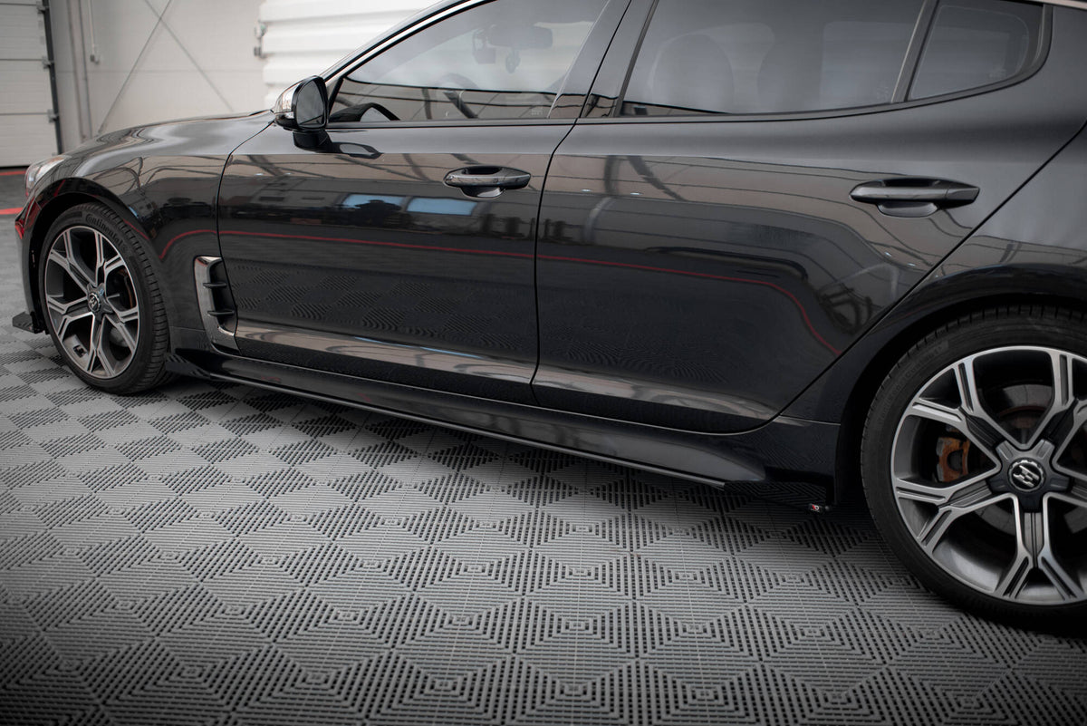 Maxton Design Street Pro sidepanel på Kia Stinger, detaljbilde av matt overflate