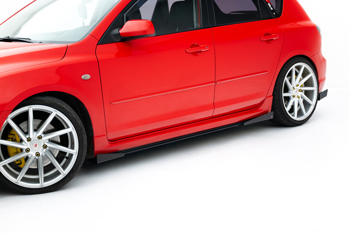 Street Pro sideskjørt-diffusorer med flaps for Mazda 3 MPS Mk1, sett i skrå vinkel