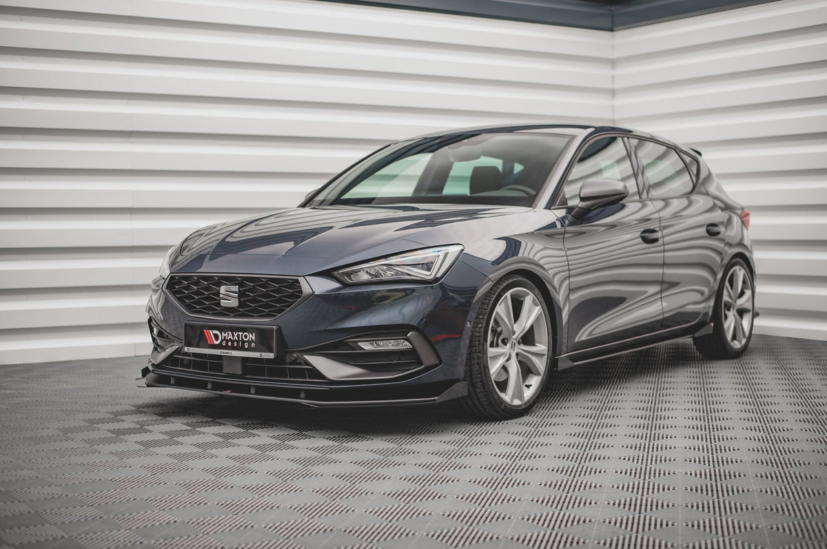 Nærbilde av CNC-frest sideskjørt i blank svart ABS-plast for Seat Leon FR Mk4