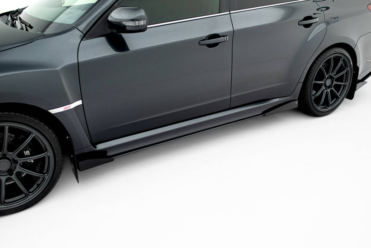Street Pro sideskjørt med flaps til Subaru Impreza WRX STI Facelift, sett i skrå vinkel forfra