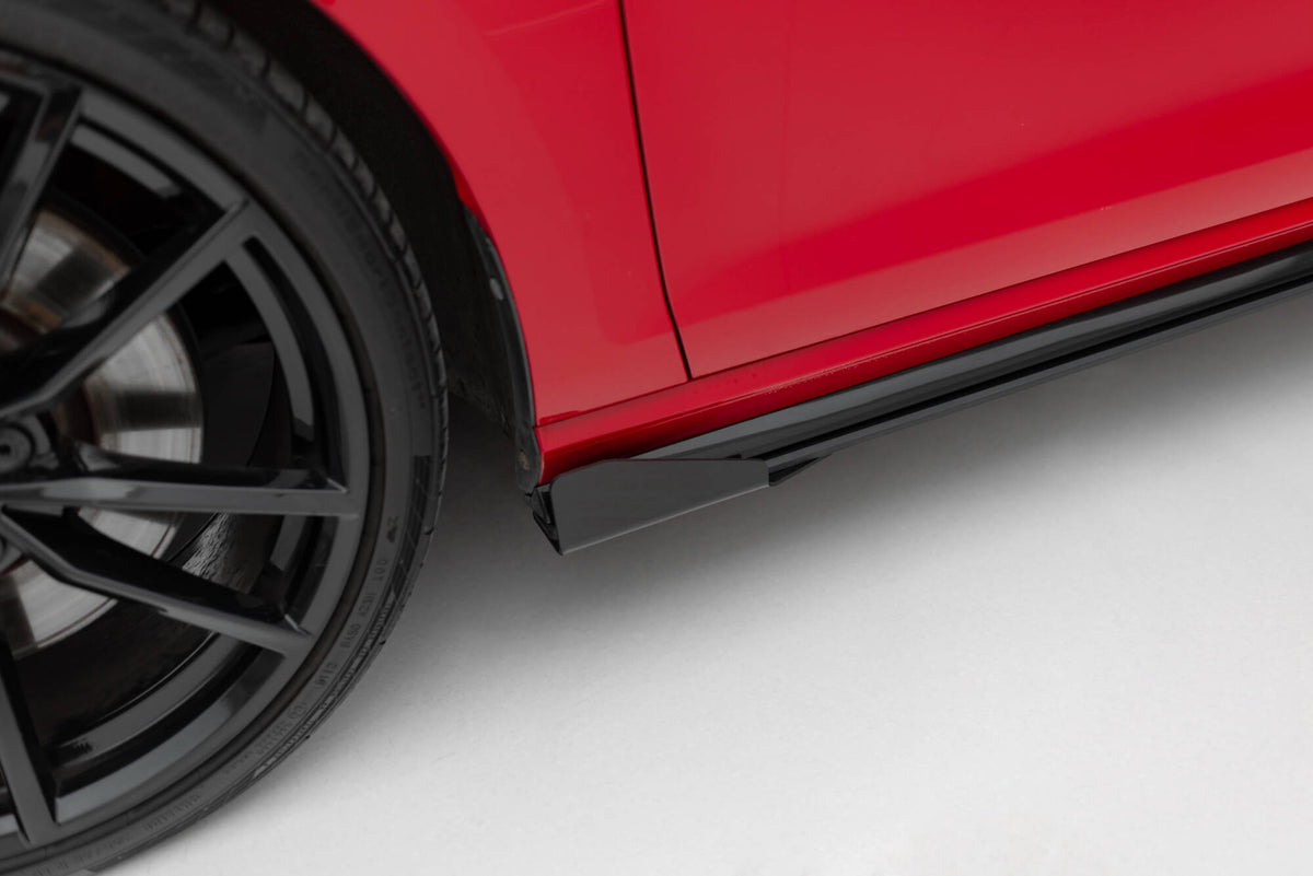 Nærbilde av Street Pro sideskjørt i matt svart ABS-plast med flaps-detalj