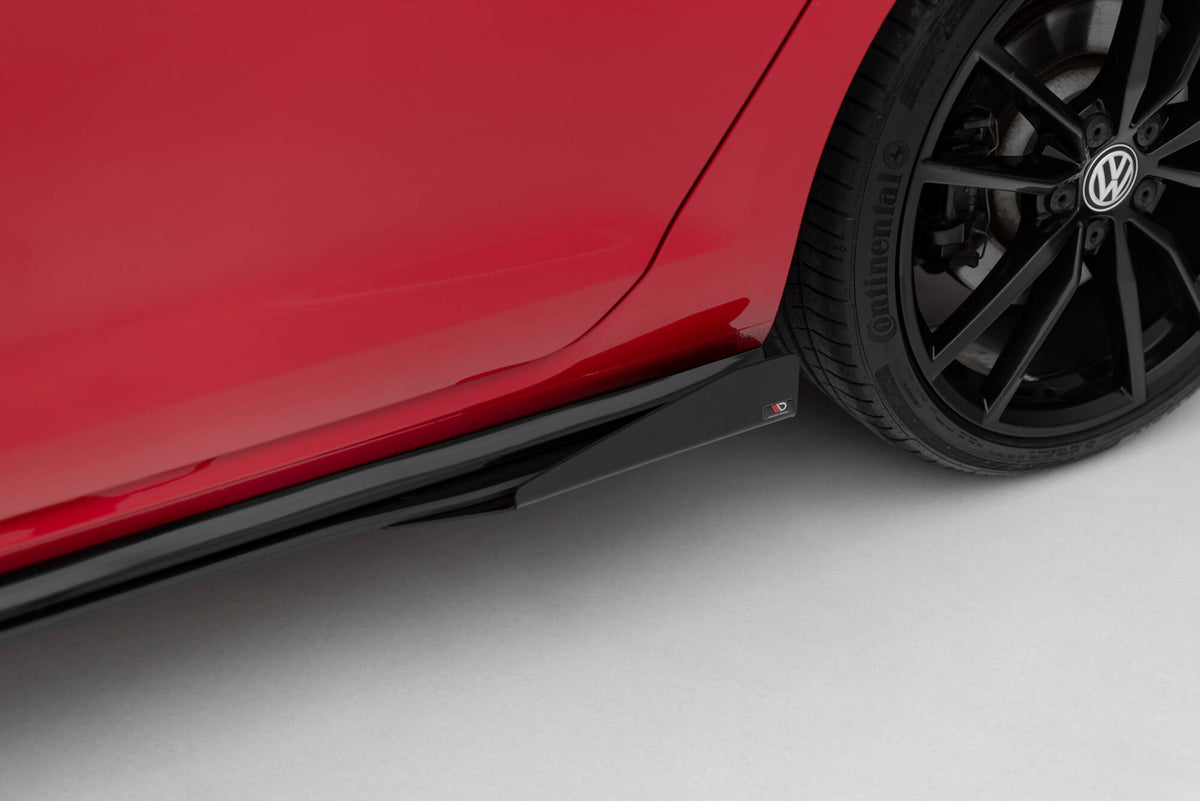 Komplett sett med sideskjørt og flaps til VW Golf MK7 Facelift med monteringsutstyr