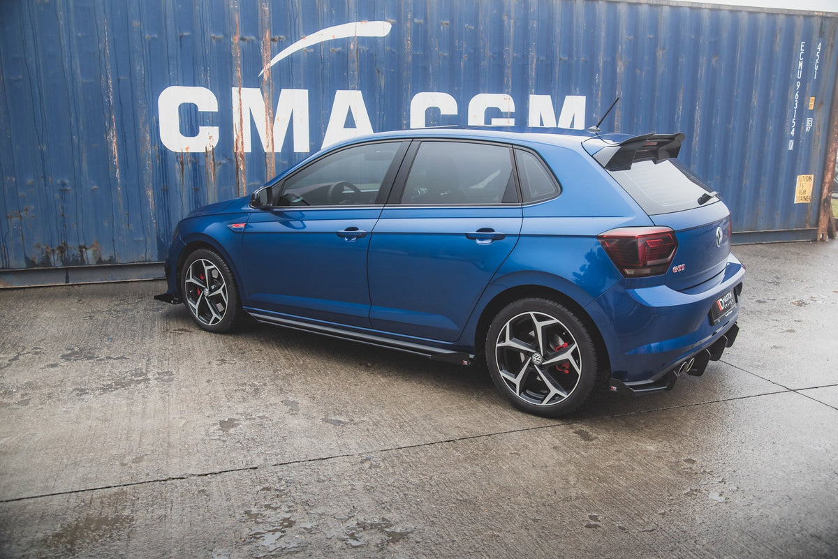 Street Pro sideskjørt-diffusorer for VW Polo GTI Mk6, sett skrått forfra