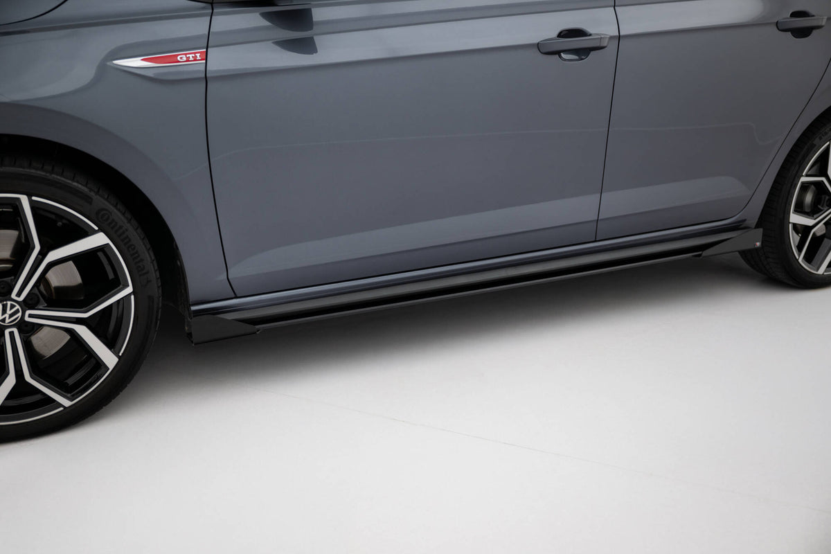 Street Pro sideskjørt med flaps til VW Polo GTI MK6 Facelift, skrå vinkel forfra