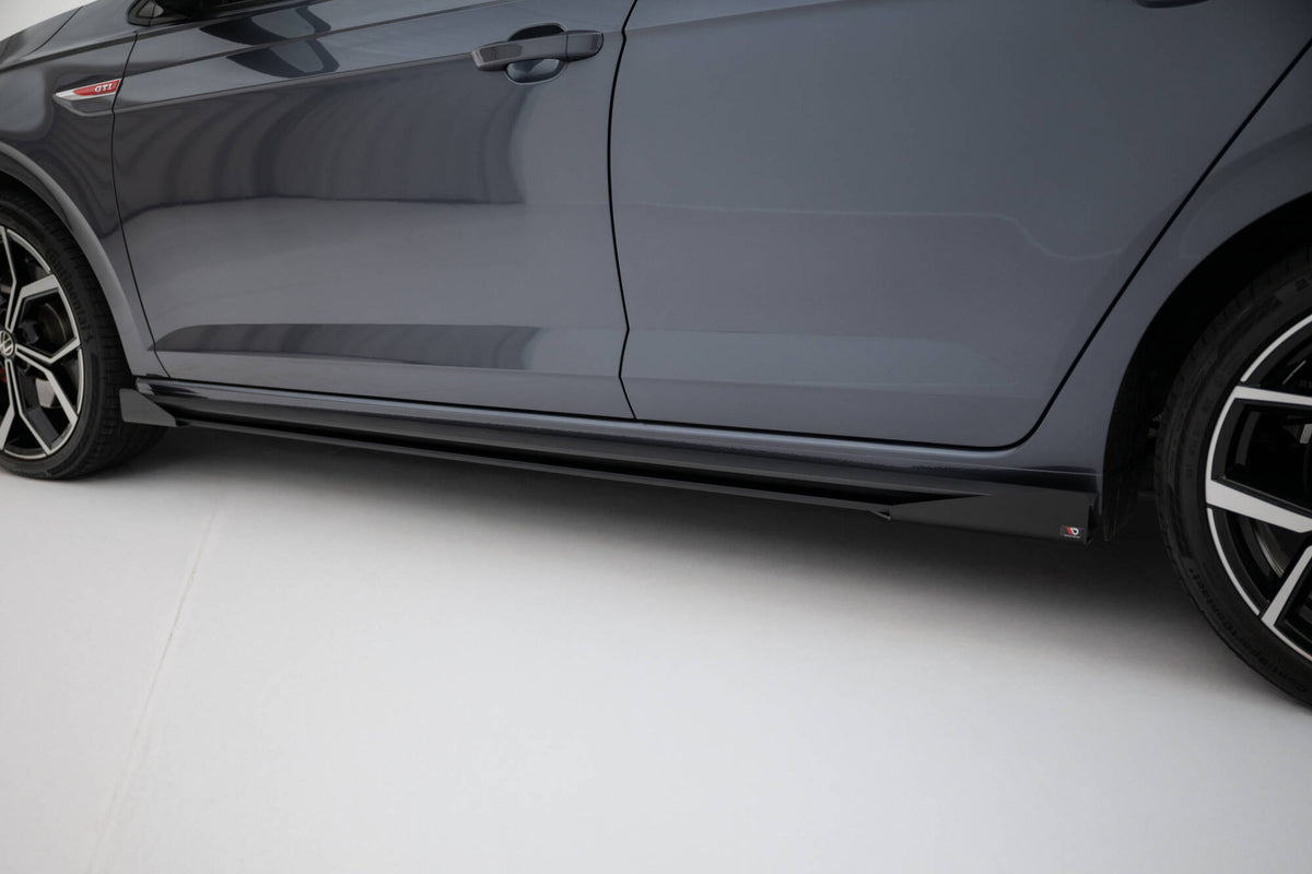 Maxton Design sideskjørt langs terskelpartiet på VW Polo GTI, sett fra siden