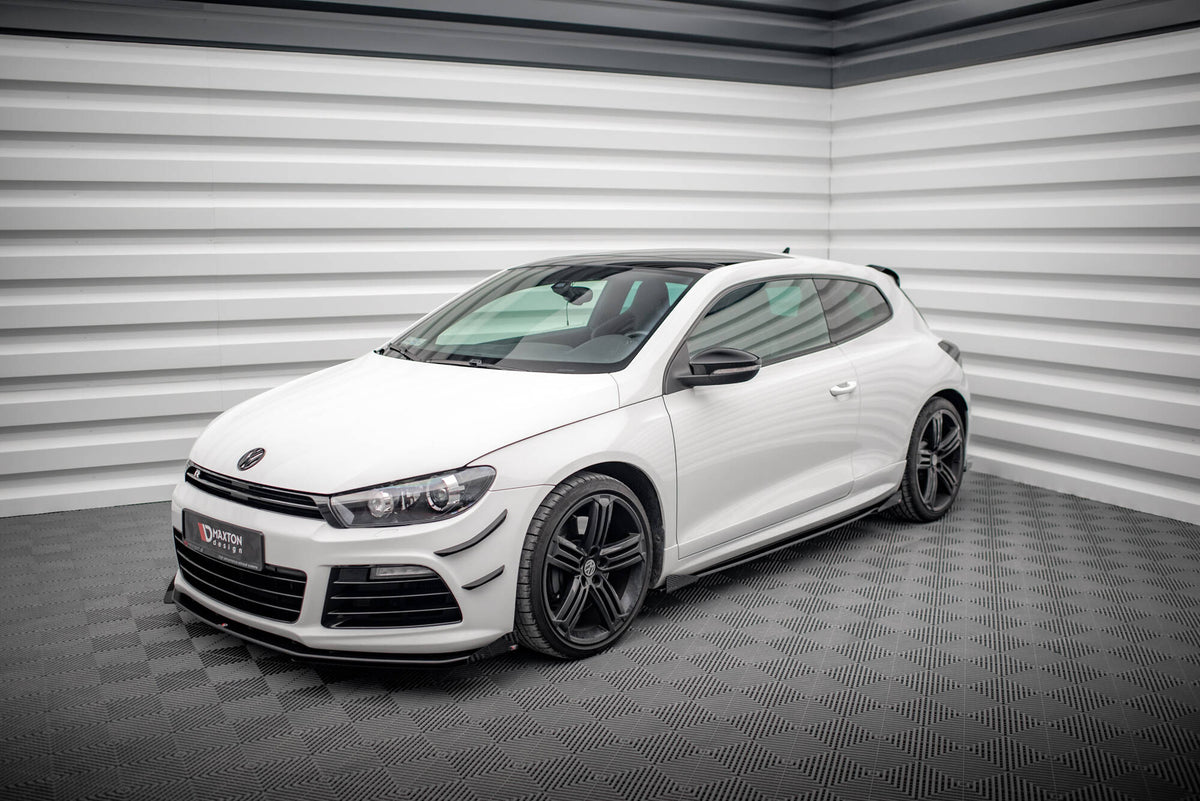 Nærbilde av matt svart ABS-plast sideskjørt-diffuser med flaps til Scirocco R