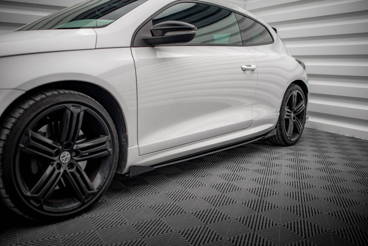 Street Pro sideskjørt-diffusorer til VW Scirocco R Mk3 vist fra skrå vinkel