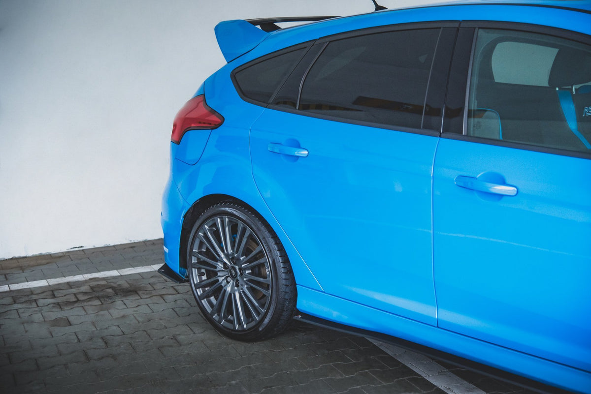 Sideskjørt-diffuser for Ford Focus RS MK3 vist fra skrå vinkel