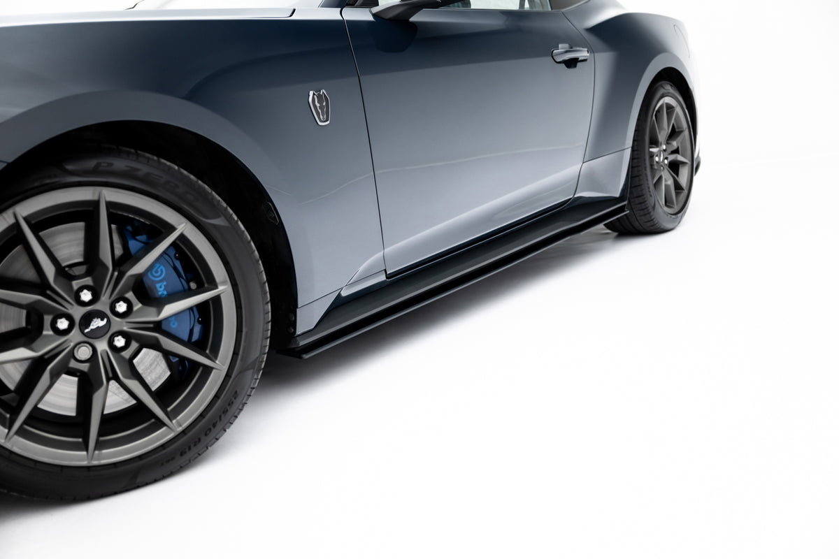 Nærbilde av Maxton Street Pro sideskjørt diffuser til Ford Mustang Dark Horse