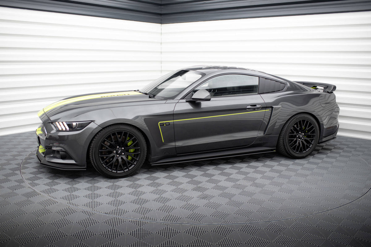 Sideskjørt i matt svart ABS montert på Ford Mustang GT Mk6, skrå vinkel fra siden