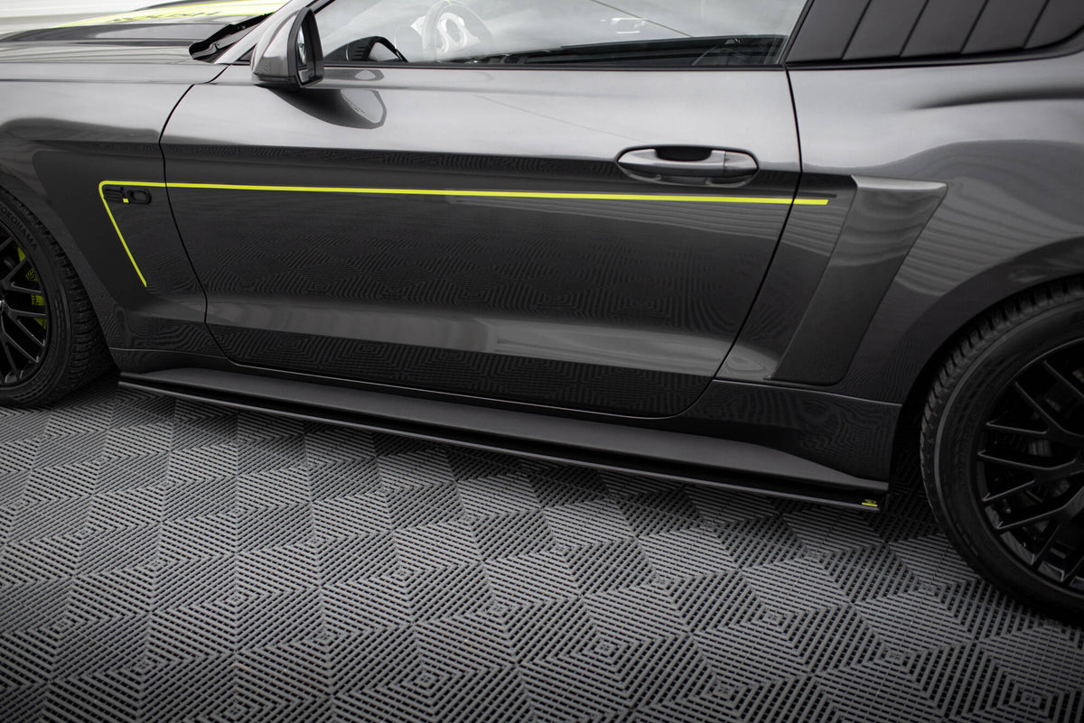 Nærbilde av kantfinish på Street Pro sideskjørt diffuser for Ford Mustang Mk6