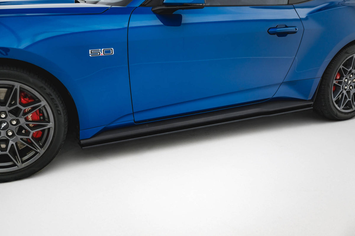 Street Pro sideskjørt diffusorer til Ford Mustang GT Mk7 sett forfra i skrå vinkel