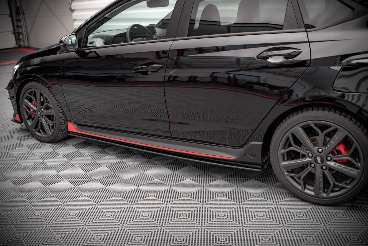 Nærbilde av sideskjørt-diffuser i matt svart ABS-plast for Hyundai i20 N