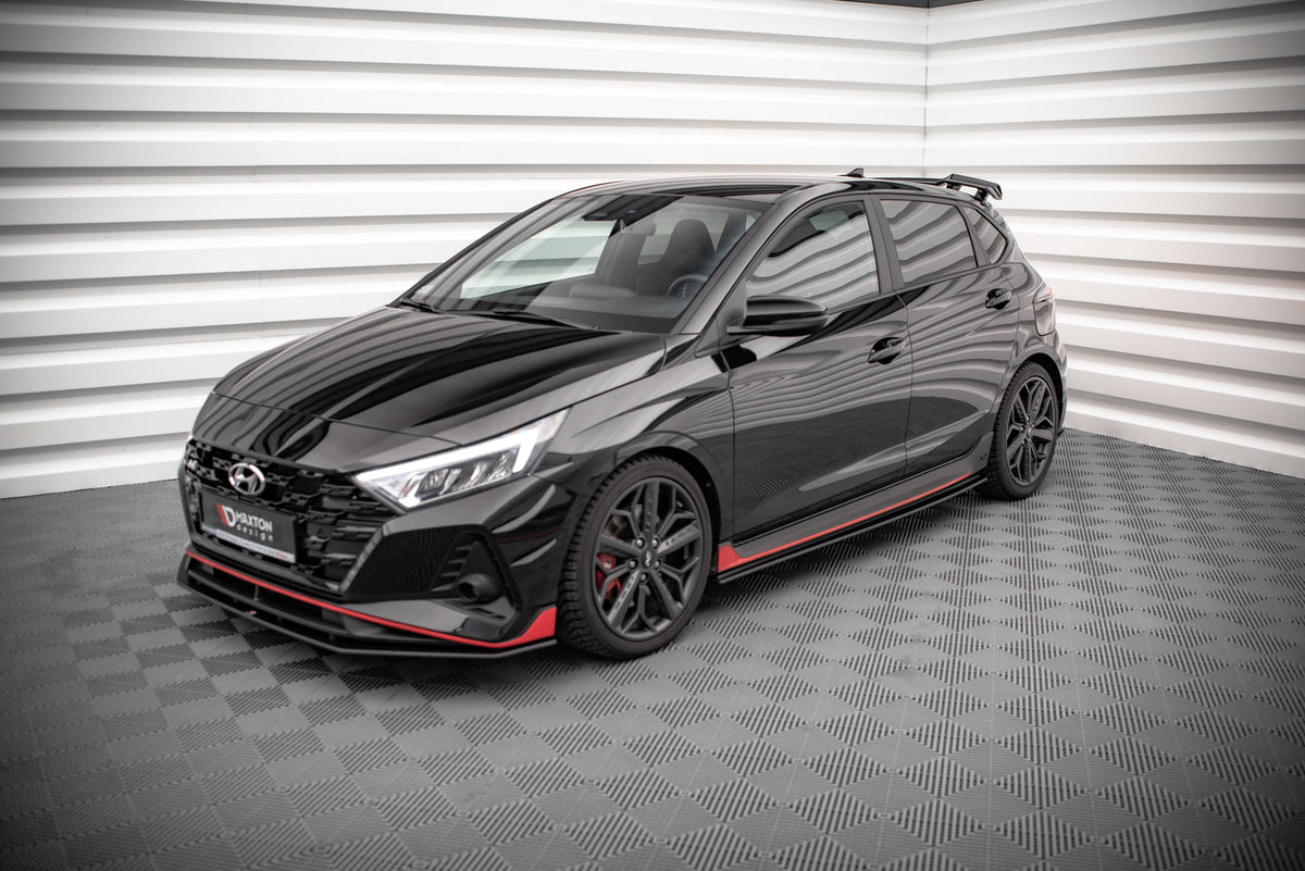 Maxton Design Street Pro sideskjørt på Hyundai i20 N Mk3, skrå vinkel bakfra