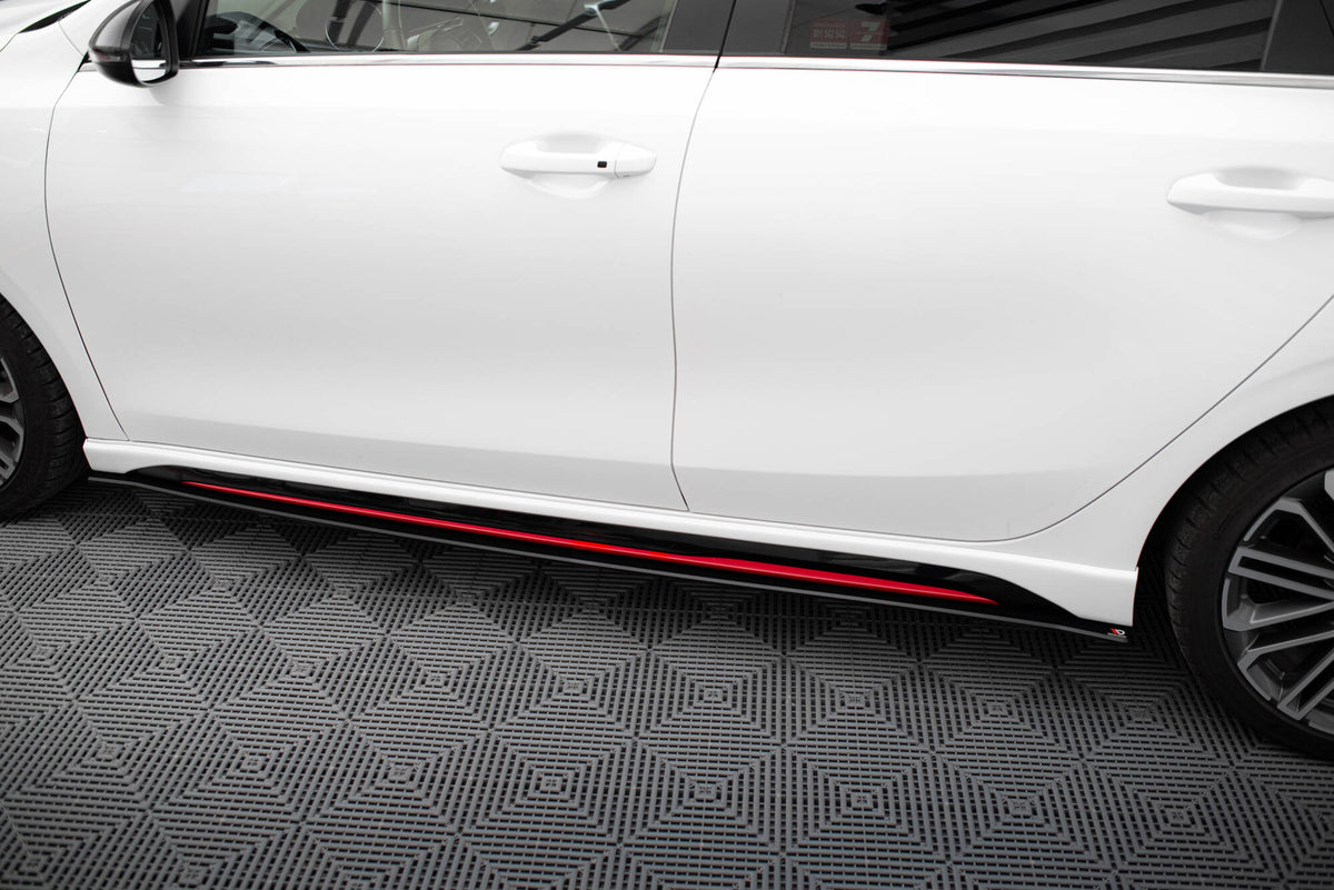 Nærbilde av 10 mm ABS-overflate på Street Pro sideskjørt til Kia Ceed GT