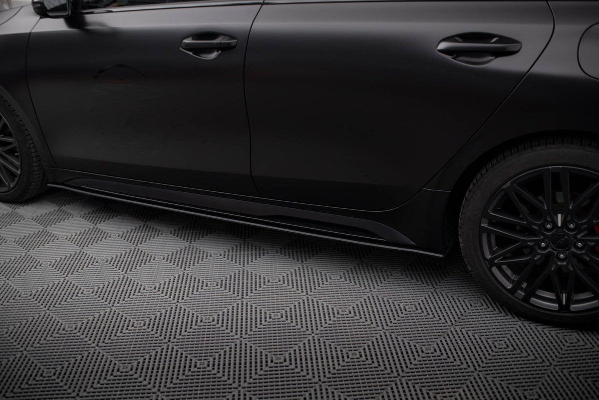 Nærbilde av Street Pro sideskjørt i matt svart ABS for Kia Ceed GT Facelift