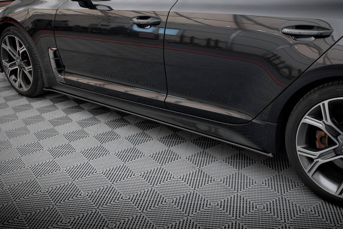 Sideskjørt-diffuser for Kia Stinger montert på bil, sett fra siden