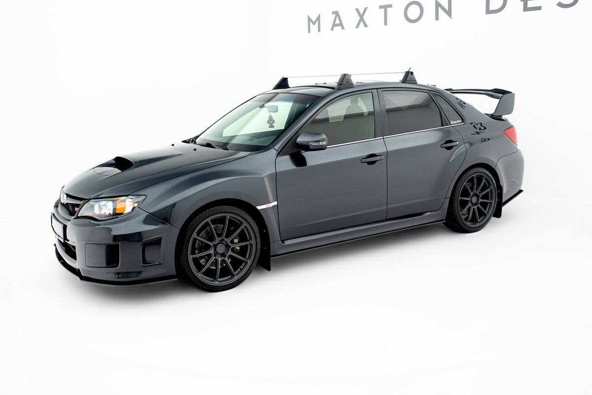 Sideskjørt montert på Subaru Impreza WRX STI i skrå vinkel fra siden