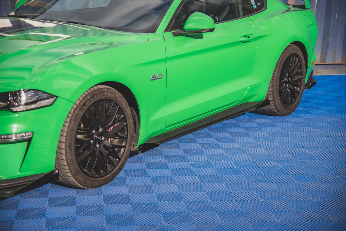 Street Pro sideskjørt-diffusorer montert på Ford Mustang GT Facelift sett fra siden