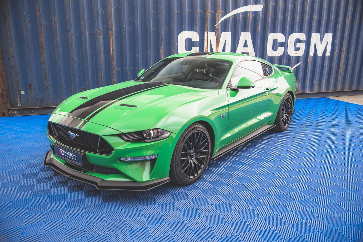 Par med CNC-frest sideskjørt til Ford Mustang GT, nærbilde av frest overflate i ABS-plast