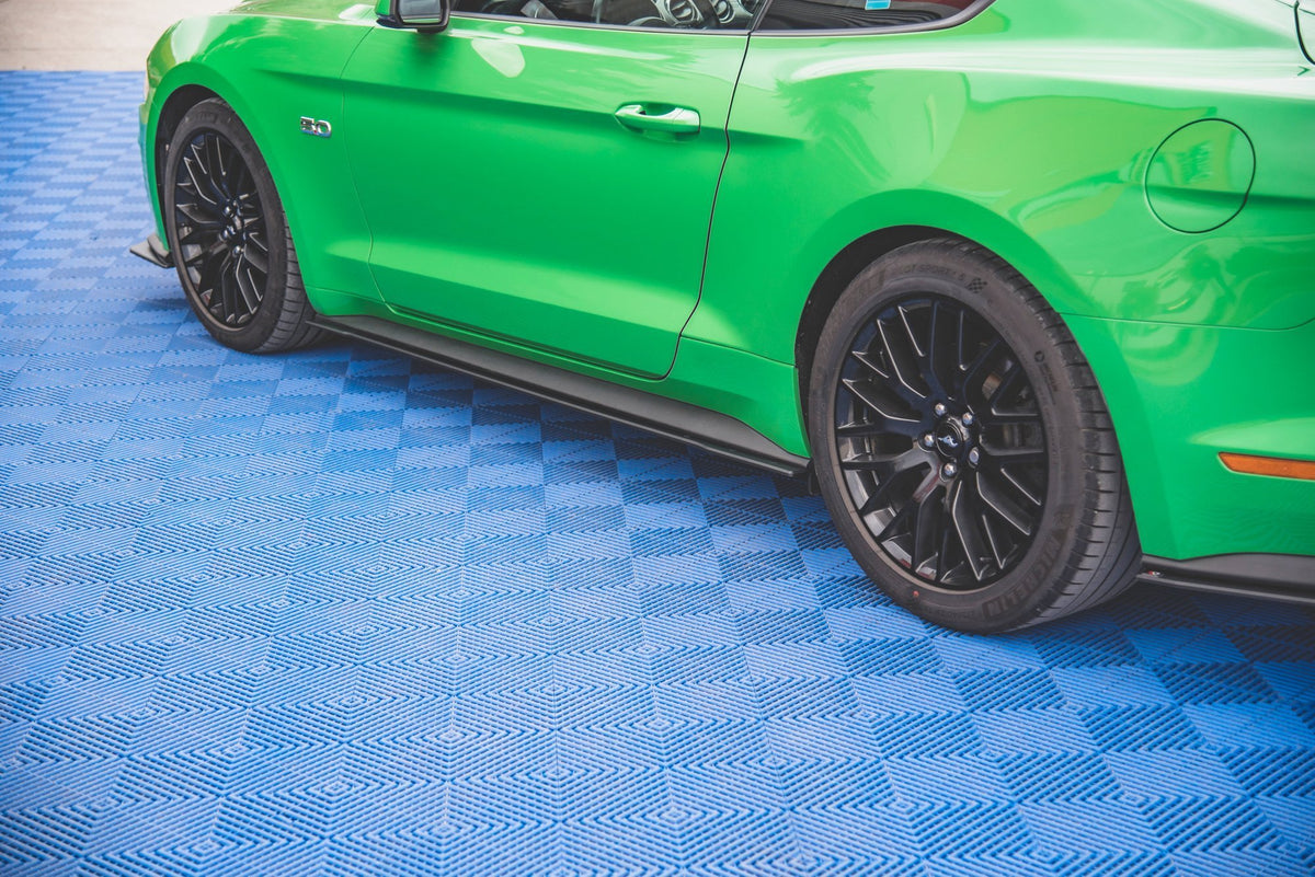 Street Pro sideskjørt diffuser V.1 for Ford Mustang GT MK6 Facelift i matt svart, sett i skrå vinkel
