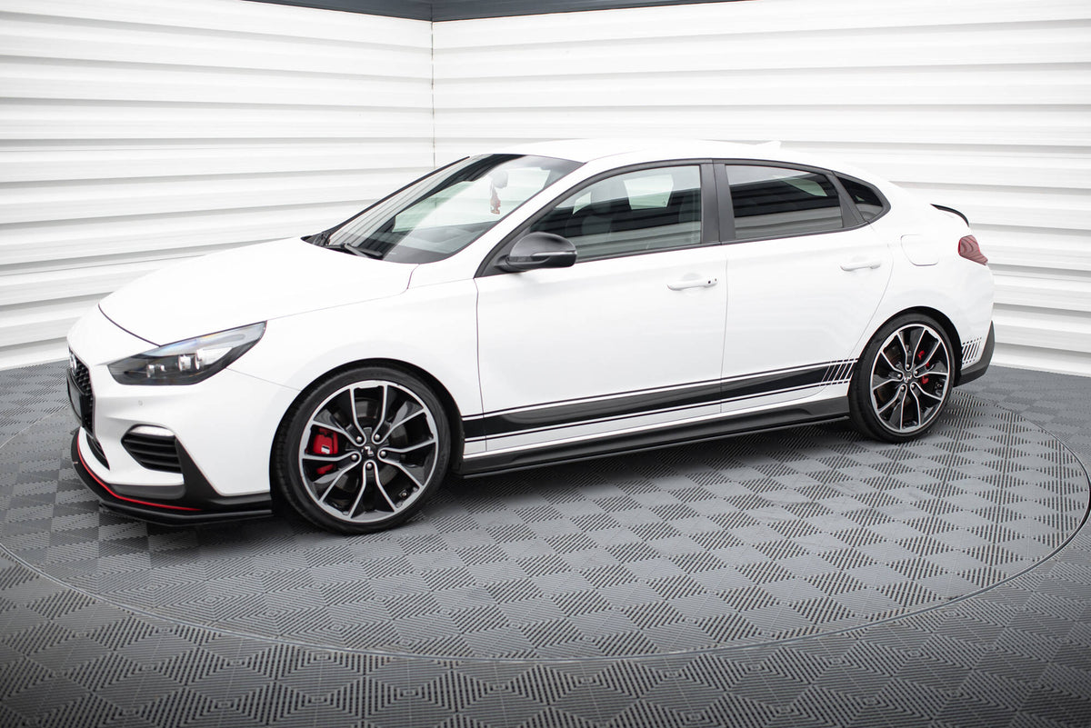 Sideskjørt i matt svart montert på Hyundai i30 N, sett fra siden