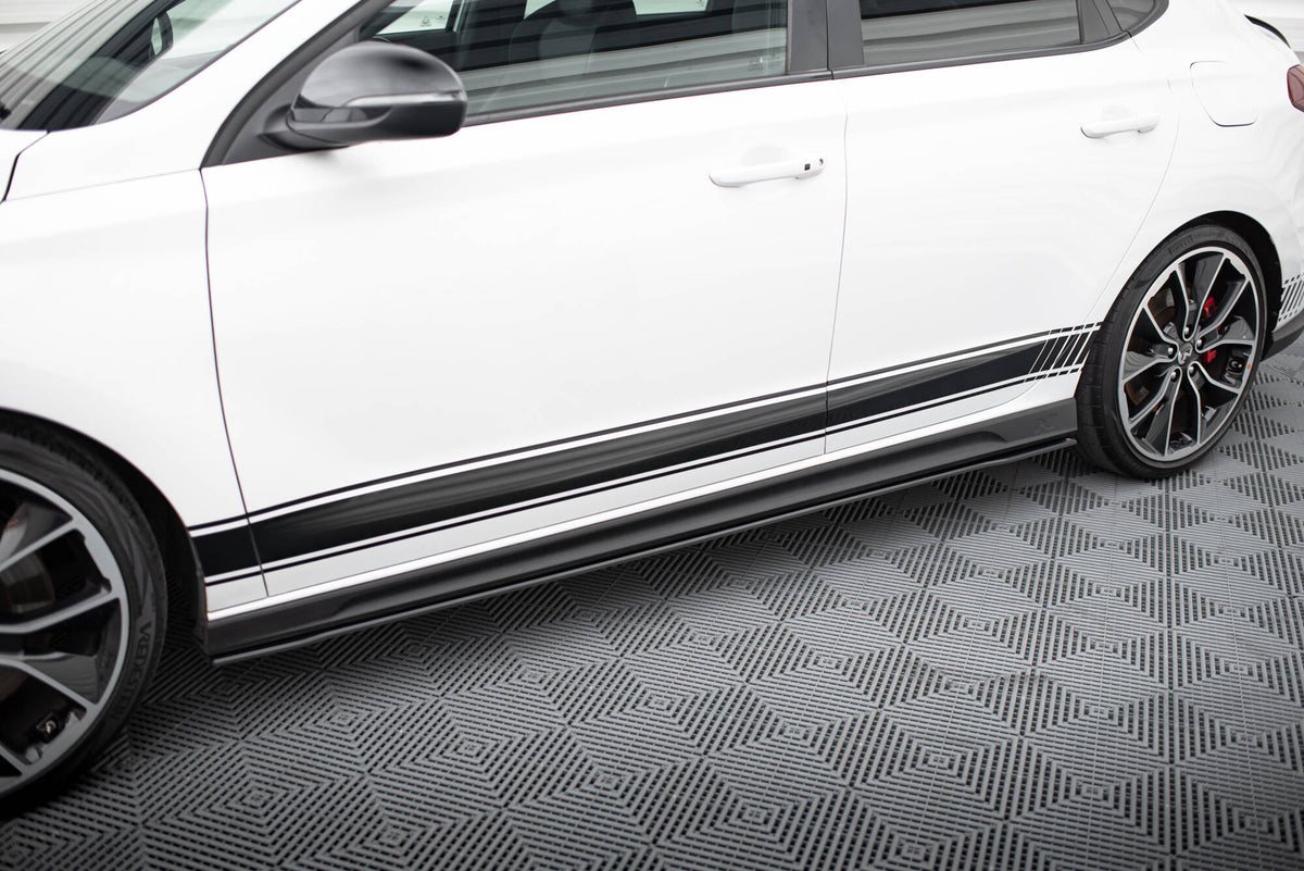 Street Pro sideskjørt diffusorer for Hyundai i30 N MK3, skrå vinkel forfra