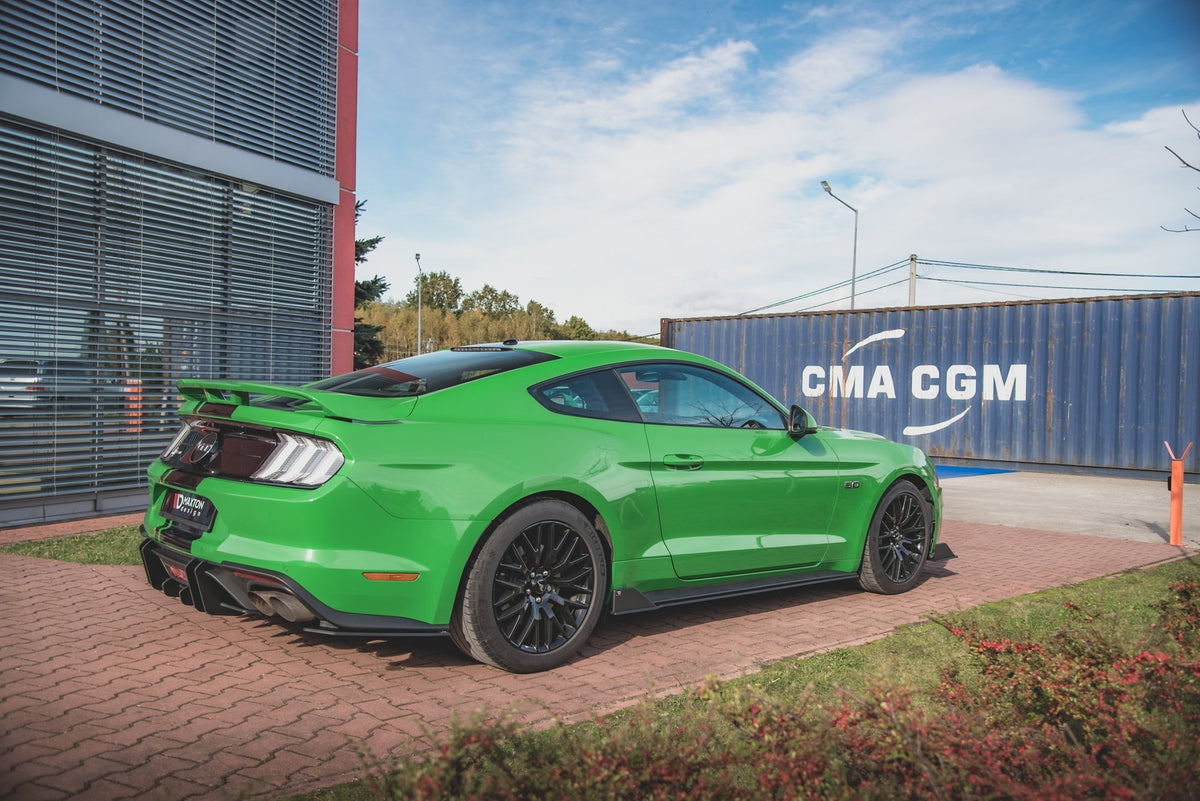 Sideskjørt-diffuser V.2 montert på Ford Mustang GT Facelift i skrå vinkel