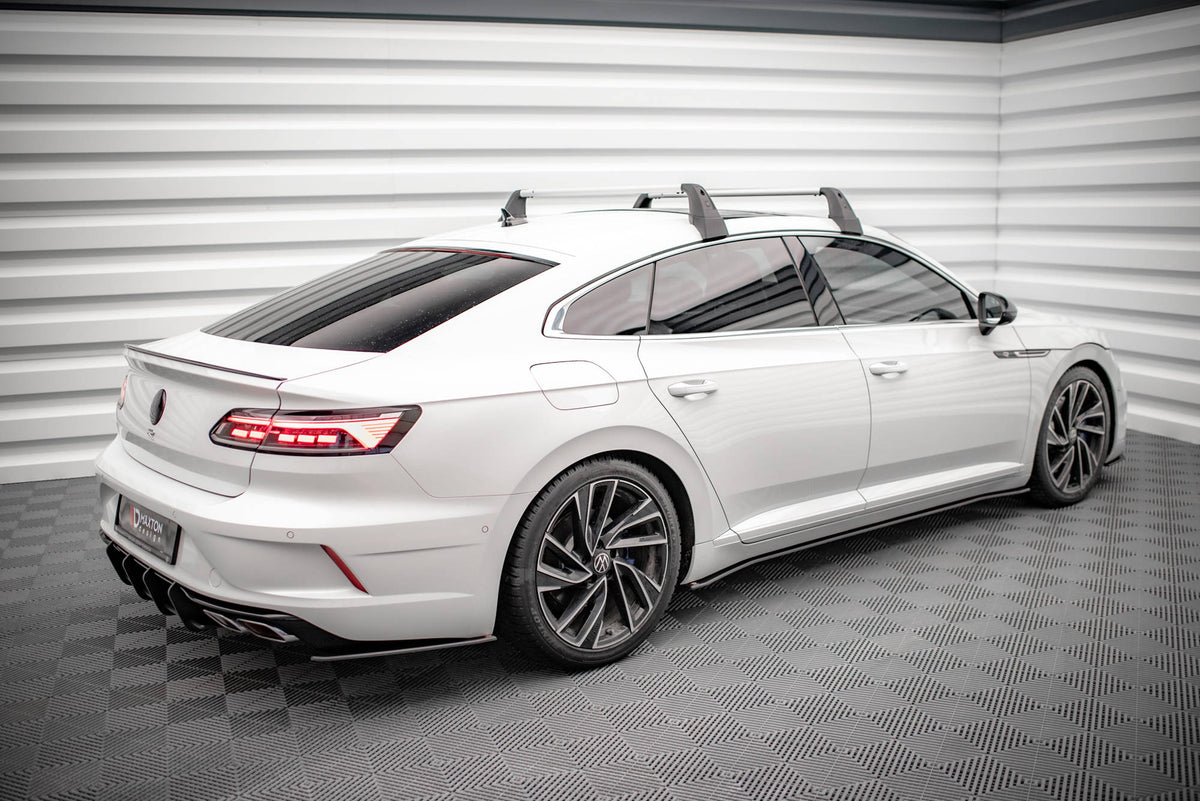 CNC-frest sideskjørt diffuser montert på VW Arteon R i blank svart