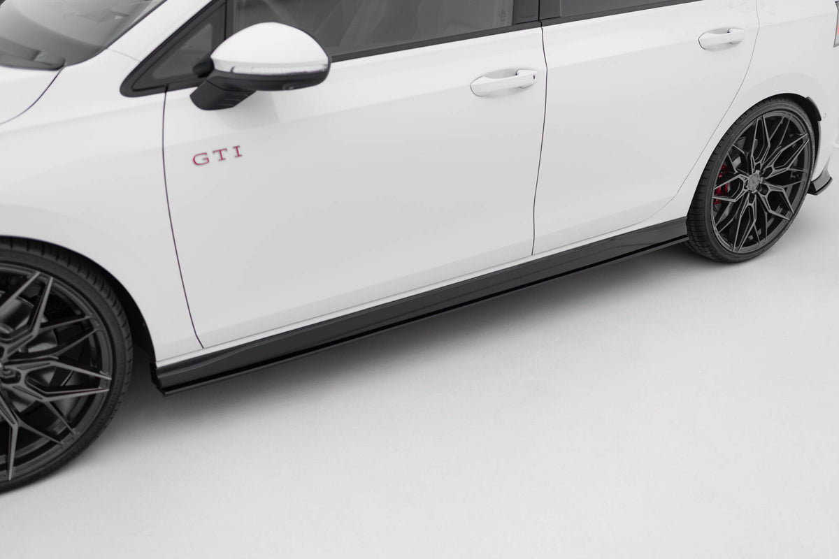 Sideskjørt V.2 til VW Golf 8 GTI Clubsport / GTI montert på sort VW Golf 8
