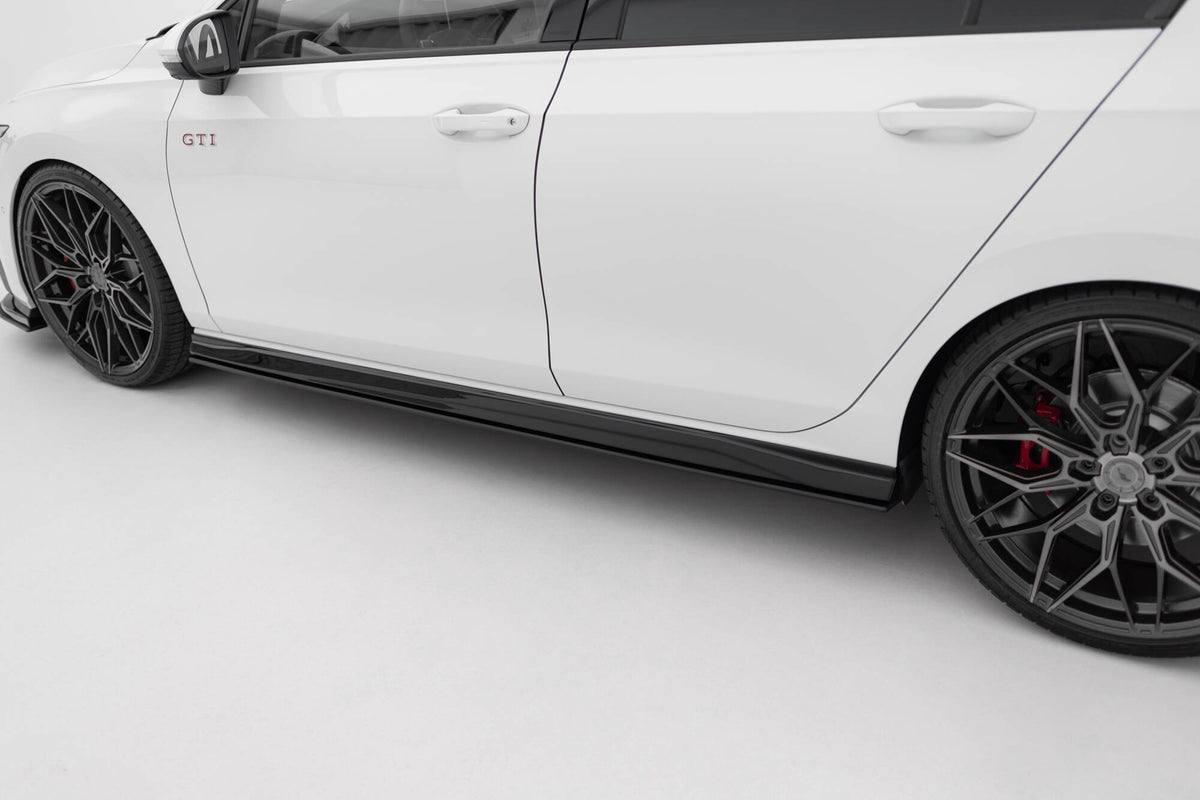 Sidepanel V.2 til VW Golf 8 GTI Clubsport / GTI – nærbilde av overflatestruktur i sort ABS-plast