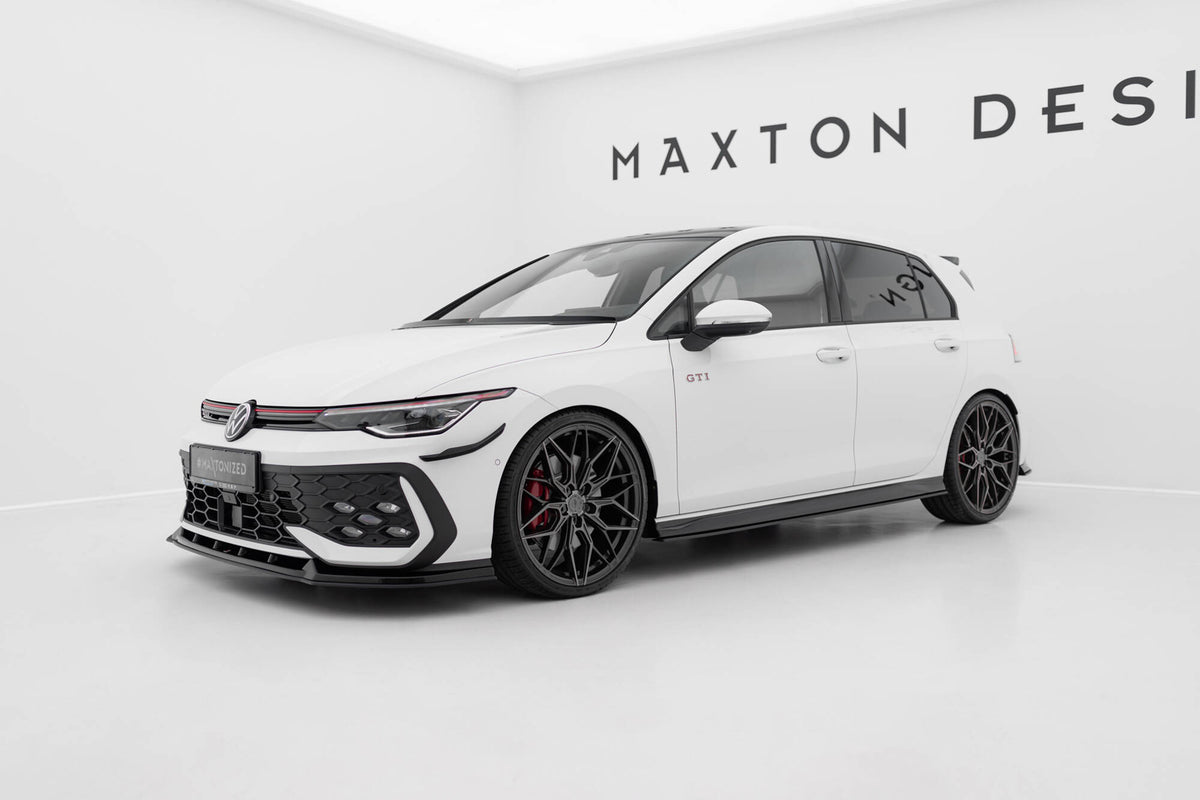 Sideskjørt V.2 for VW Golf 8 GTI Clubsport / GTI montert på bil med sportslig styling