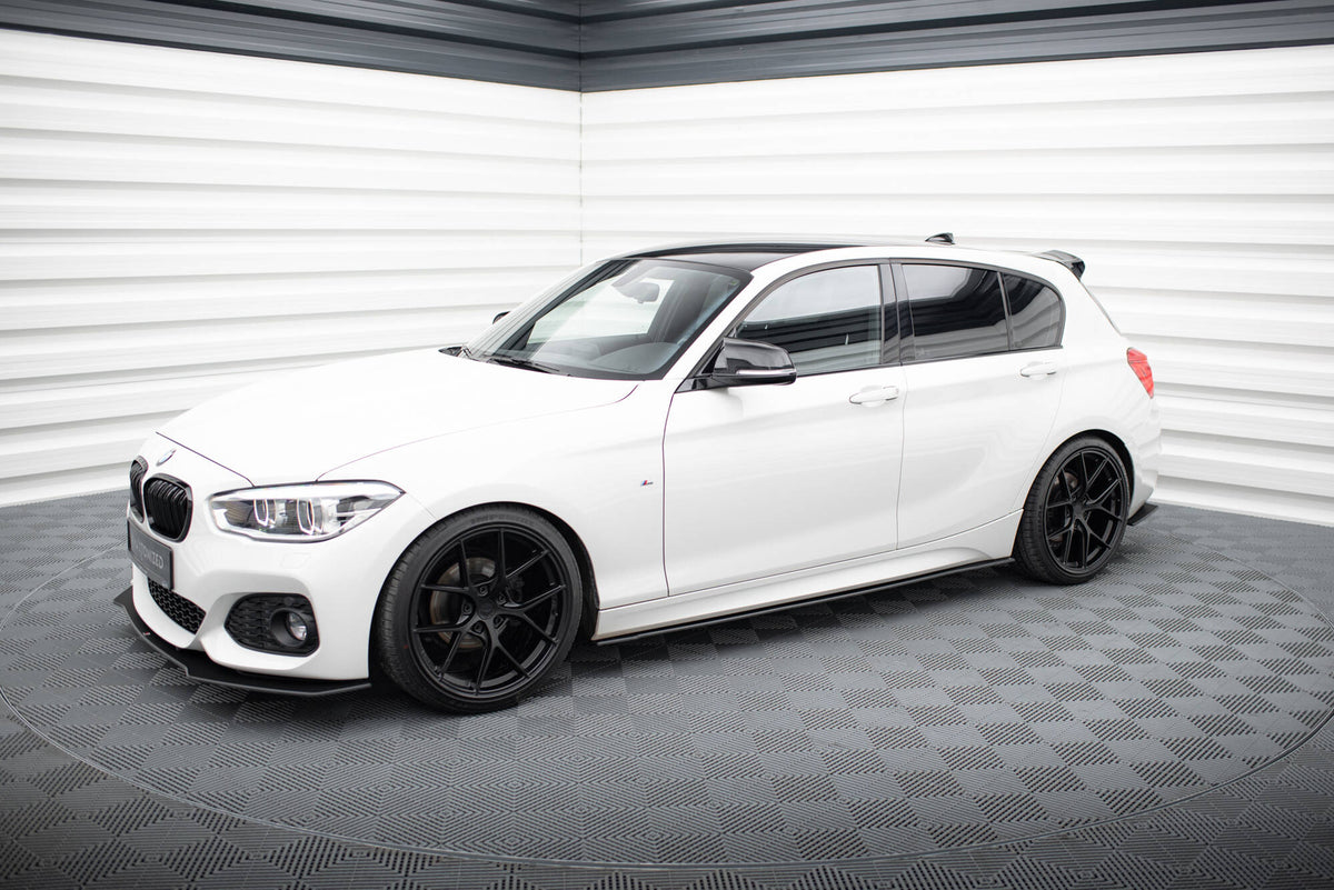Sideskjørt BMW 1 F20 M135i M140i M-Pakke V.2 montert fra siden i sort matt finish